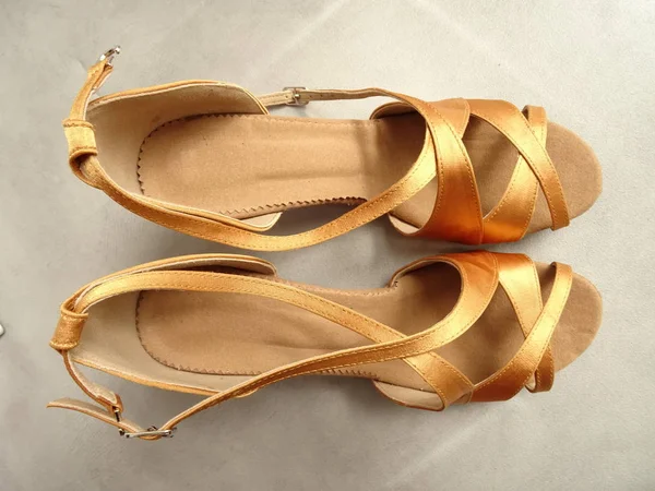 Altın Latin Dans Kadın Sandalet — Stok fotoğraf