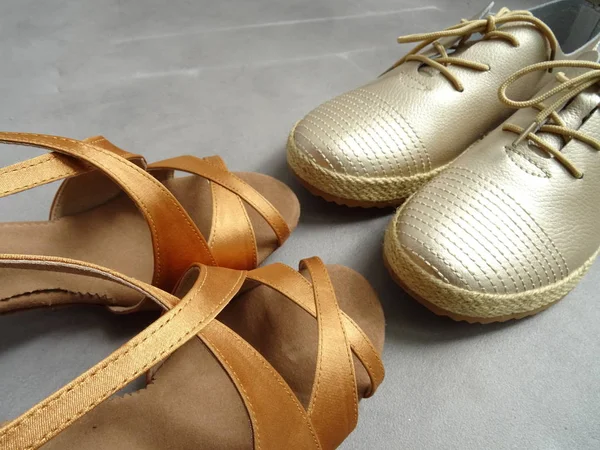 Altın Erkek Kadın Dans Ayakkabıları — Stok fotoğraf