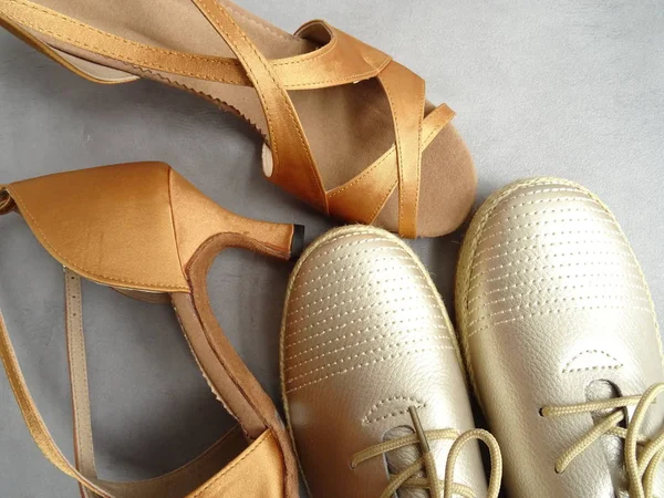 Золотая Мужская Женская Танцевальная Обувь — стоковое фото