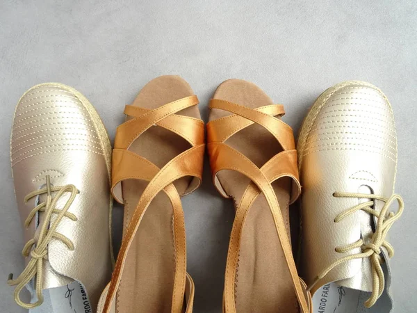 Altın Erkek Kadın Dans Ayakkabıları — Stok fotoğraf