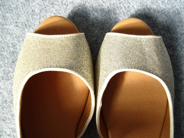 Altın Kadın Düz Ayakkabı — Stok fotoğraf