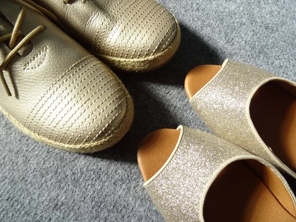 Sapatos Masculinos Femininos Dourados — Fotografia de Stock
