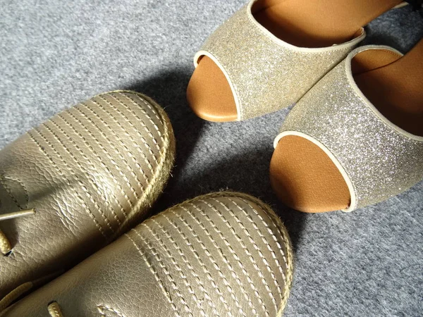 Altın Erkek Kadın Ayakkabı — Stok fotoğraf