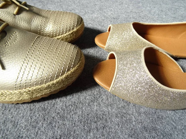 Золотая Мужская Женская Обувь — стоковое фото