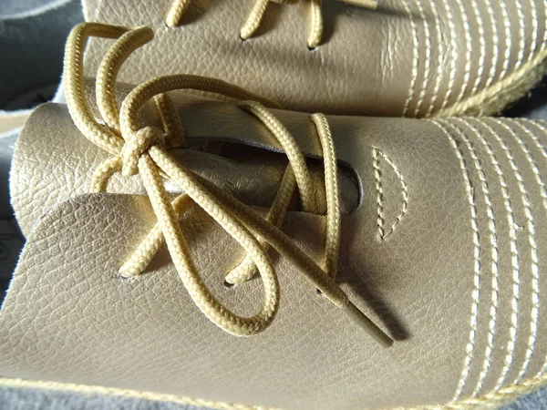 Szczegółowy Widok Złotych Butów Unisex — Zdjęcie stockowe