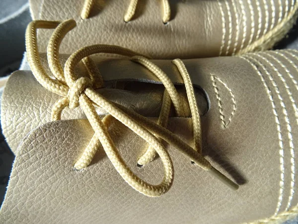 Vista Detalhada Golden Unisex Shoes — Fotografia de Stock