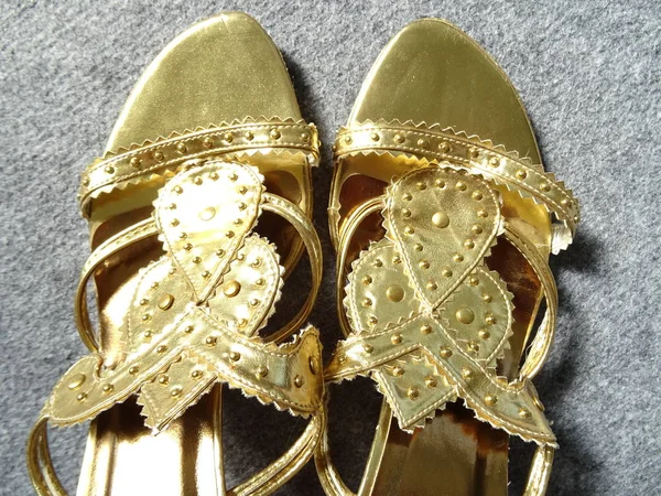 Sandalias Oro Para Mujer — Foto de Stock