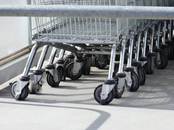 Chariots Vides Devant Magasin — Photo