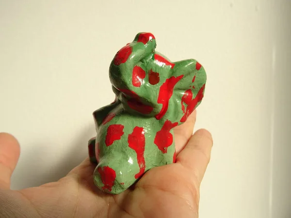 Figura Elefante Verde Com Pontos Vermelhos Uma Mão — Fotografia de Stock