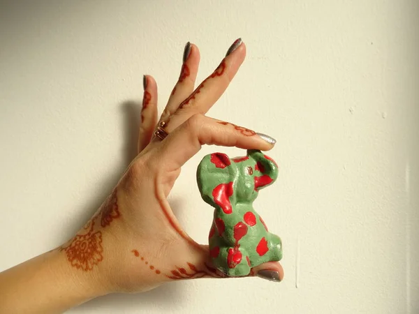 Zelený Slon Figurka Červenými Tečkami Ženské Ruce Indickými — Stock fotografie