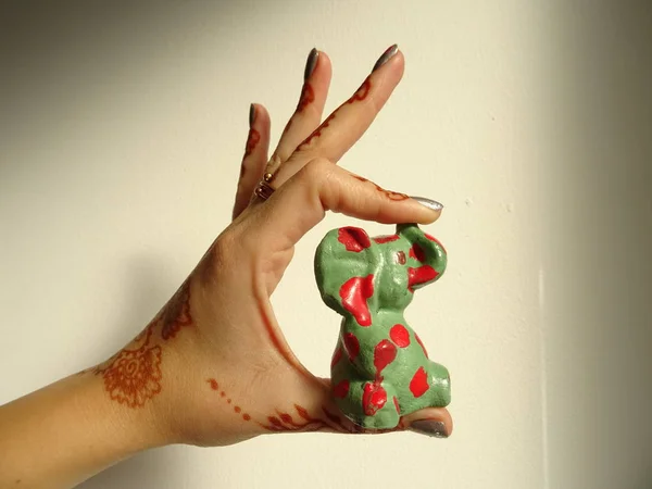 Zelený Slon Figurka Červenými Tečkami Ženské Ruce Indickými — Stock fotografie