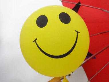 Sarı gülümseme balon görünümü