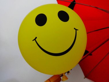 Sarı gülümseme balon görünümü