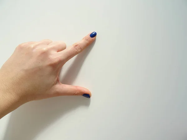 Kobieta Ręka Wskazując Coś Dla Montage — Zdjęcie stockowe