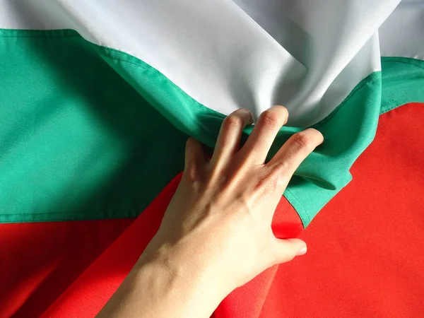 Hand Grepen Bulgaarse Nationale Vlag — Stockfoto