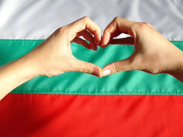 Символ Серця Руками Болгарському Національному Прапорі — стокове фото