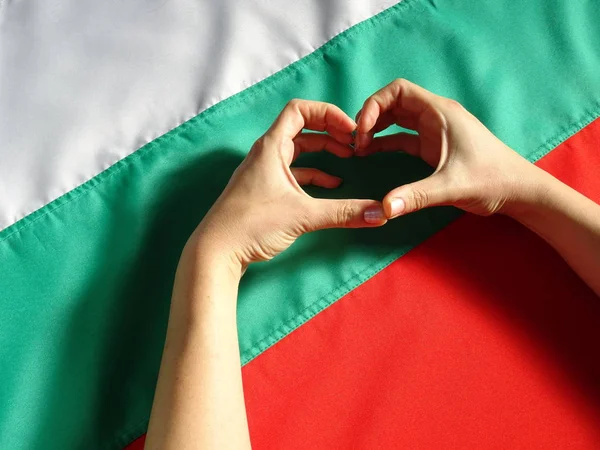 Символ Серця Руками Болгарському Національному Прапорі — стокове фото