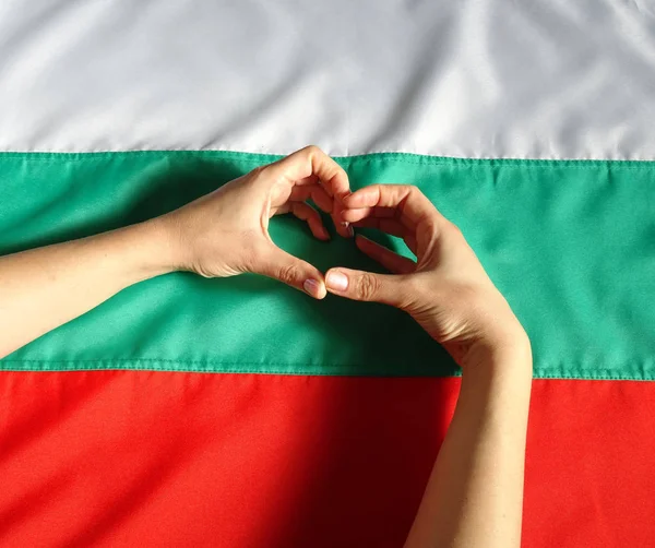 Bulgar Ulusal Bayrağı Eller Tarafından Kalp Sembolü — Stok fotoğraf