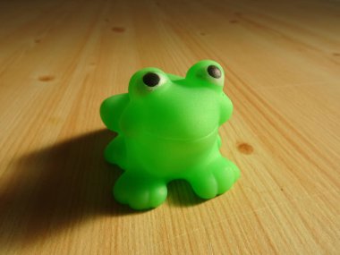 closeup yeşil kurbağa oyuncaklar