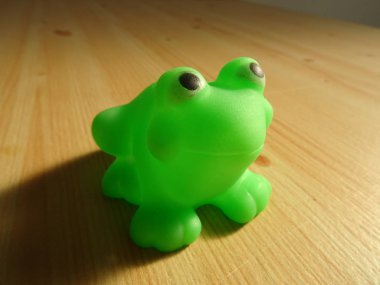 closeup yeşil kurbağa oyuncaklar