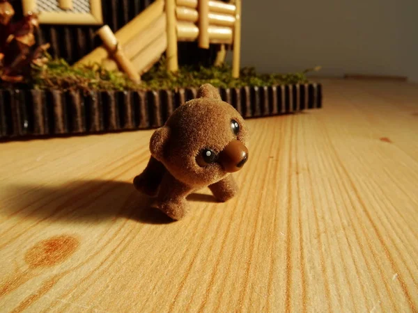 Kis Medve Toy Fronf Egy Kis Fából Készült Ház — Stock Fotó