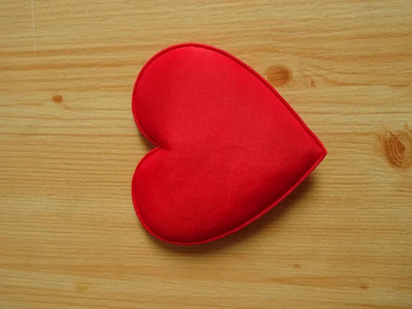 Corazón Rojo Sobre Fondo Madera — Foto de Stock