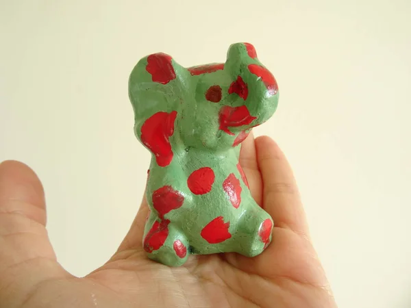 Figura Elefante Com Pontos Vermelhos Uma Mão — Fotografia de Stock