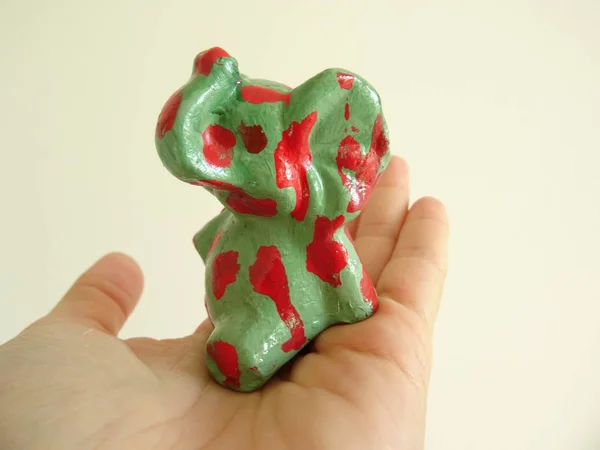 Elefantenfigur Mit Roten Punkten Der Hand — Stockfoto