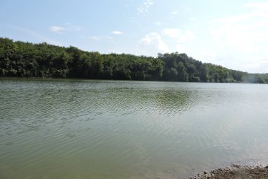 Küçük göl manzarası