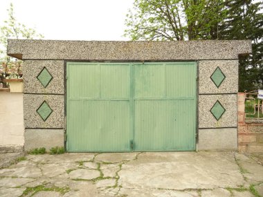 Yeşil Rhomb mozaik süslemeleri ile yeşil kapı