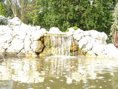 Bir bahçede şelale ile küçük suni göl