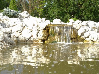 Bir bahçede şelale ile küçük suni göl