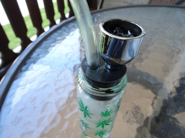 Kis Kannabisz Üvegpalack Dohányzás — Stock Fotó