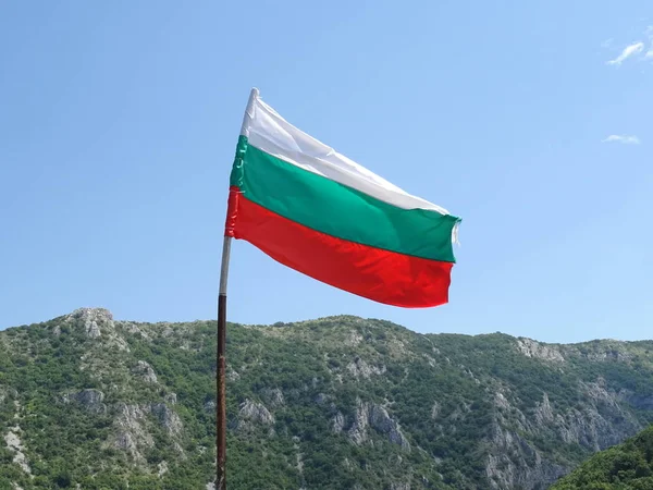 Bulgaarse Nationale Vlag Tegen Achtergrond Van Een Berg — Stockfoto