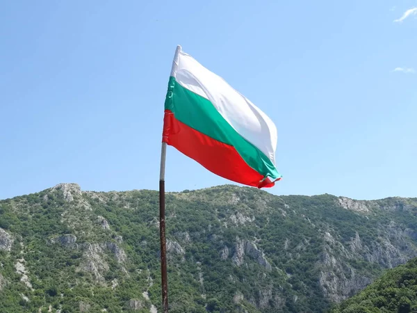 Bolgár Nemzeti Zászló Egy Hegy Háttere Ellen — Stock Fotó