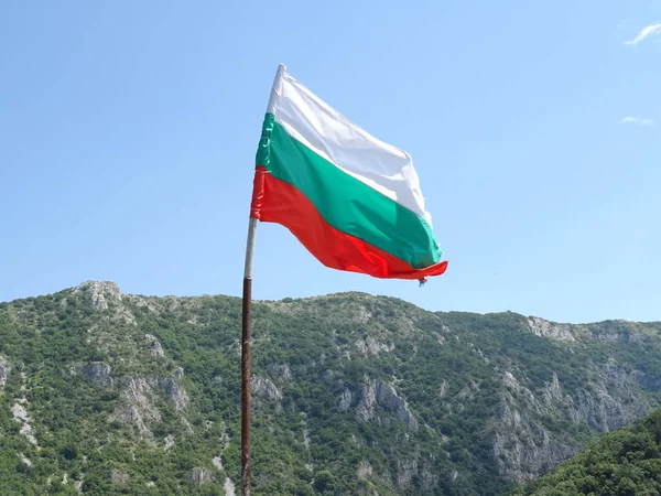 Bulgaarse Nationale Vlag Tegen Achtergrond Van Een Berg — Stockfoto