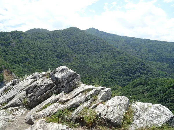 绿色山景和岩石 — 图库照片