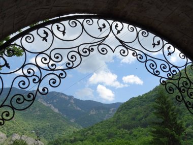 Mountain View arkasında güzel çelik süsler