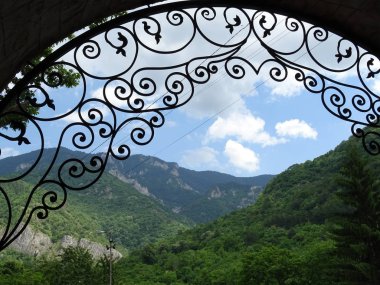 Mountain View arkasında güzel çelik süsler