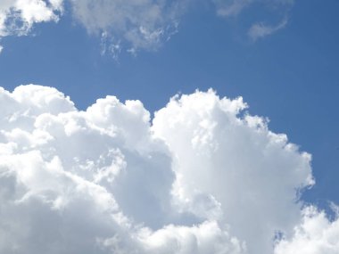 Mavi gökyüzü arkaplanına karşı beyaz bulutlar