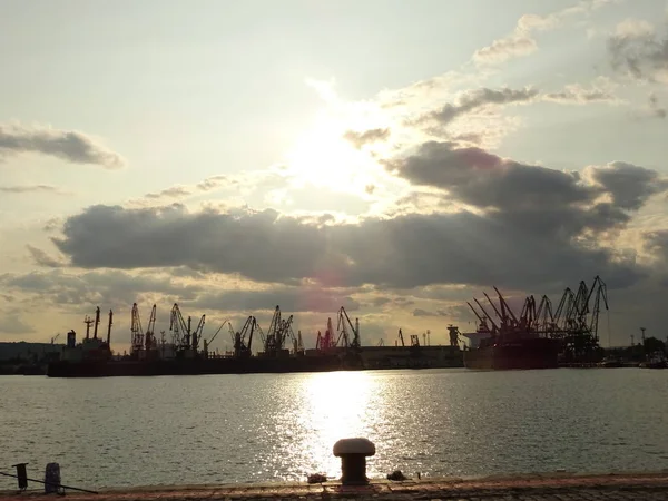 Puesta de sol en el puerto marítimo — Foto de Stock