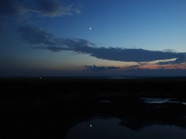 Twilight hemel weerspiegelt in Water & waterlandschappen — Stockfoto