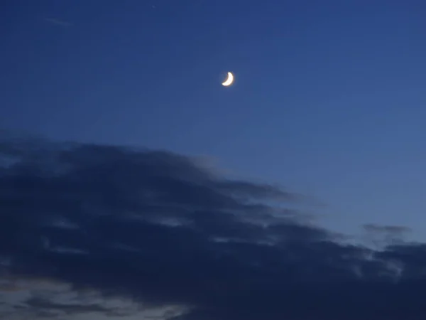 Lua em um céu crepúsculo — Fotografia de Stock