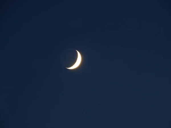 Lua em um céu crepúsculo — Fotografia de Stock