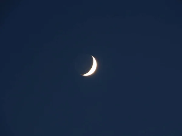 Lua em um céu crepúsculo — Fotografia de Stock