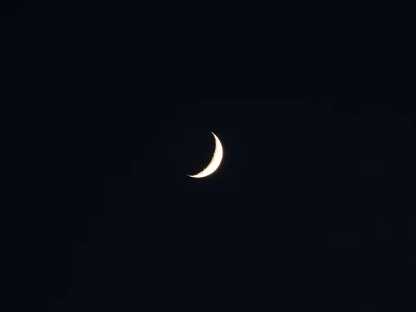 Lune dans un ciel crépusculaire — Photo