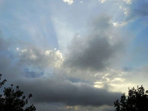 Драматический закат неба и солнце, выходящее из облаков — стоковое фото