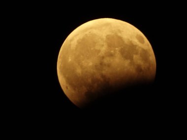 Kara gökyüzünde dolunay.