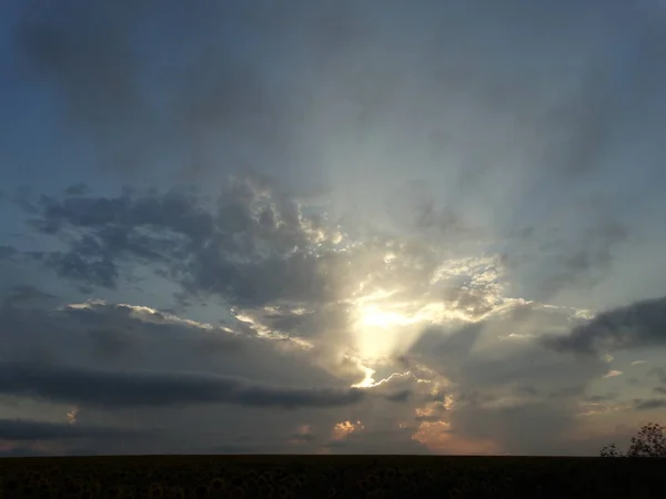 Pôr-do-sol dramático Céu e raios de sol saindo das nuvens — Fotografia de Stock