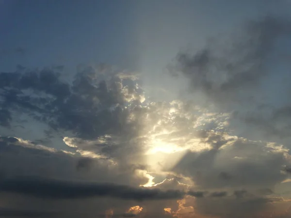 Dramatic Sunset Sky and Sun Rays coming out from the Clouds — Stock Photo, Image